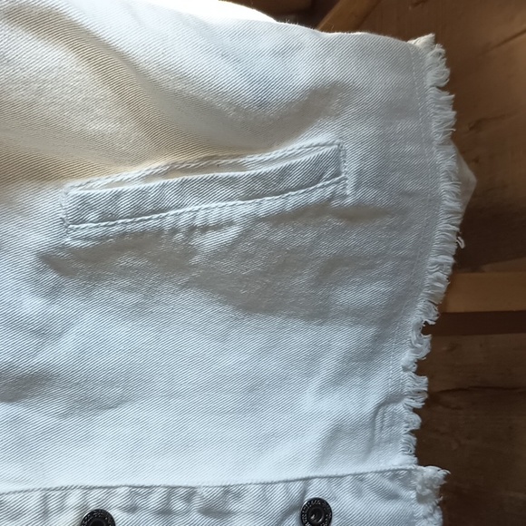 LEVI'S White Denim Raw Hem Slightly Cropped Lightweight Jacket - Picture 4 of 9
